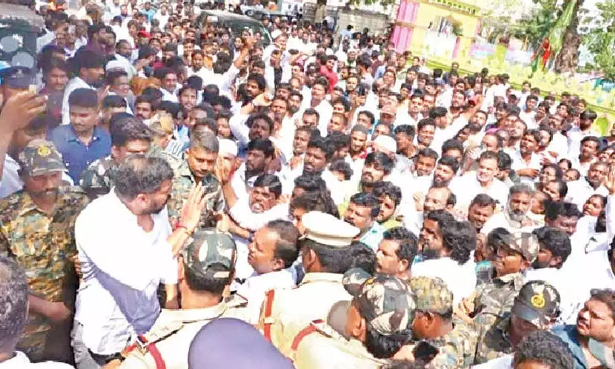 Andhra: YSRCP नेता पुलिस पूछताछ में शामिल हुए