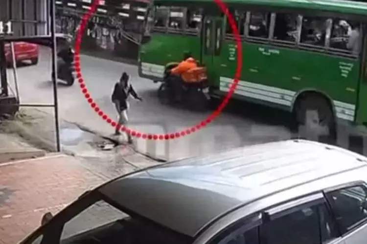 Kochi के पास तेज रफ्तार निजी बस की बाइक से टक्कर में स्विगी डिलीवरी एजेंट की मौत