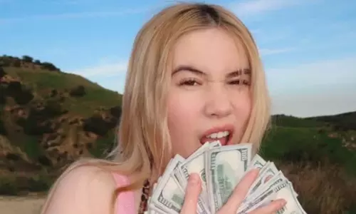 Lil Tay कौन है और वह क्यों प्रसिद्ध है?
