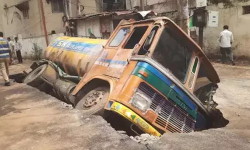 Hyderabad: बंजारा हिल्स में सड़क धंसने से पानी का टैंकर फँसा