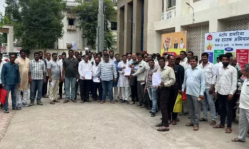 500 से अधिक किसानों ने उज्जैन कलेक्टर कार्यालय का घेराव किया 500 से अधिक किसानों ने उज्जैन कलेक्टर कार्यालय का घेराव किया