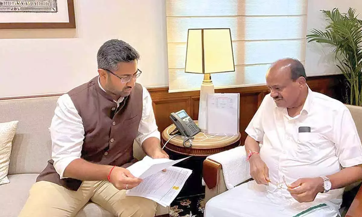 Andhra: वीएसपी के संविदा कर्मचारियों को बहाल करें, सांसद ने केंद्रीय मंत्री से किया आग्रह Andhra: वीएसपी के संविदा कर्मचारियों को बहाल करें, सांसद ने केंद्रीय मंत्री से किया आग्रह