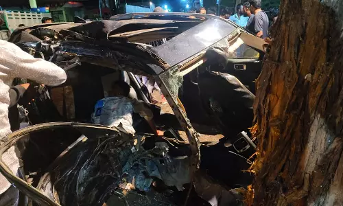 कोट्टाराक्कारा के पास कार बिजली के खंभों से टकराकर गहरी खाई में गिरी, एक व्यक्ति की मौत