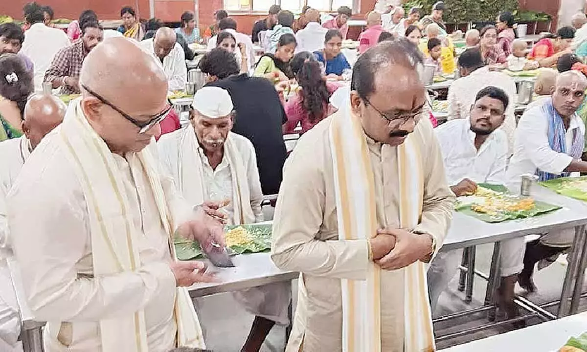 Andhra: टीटीडी ईओ ने अन्नप्रसादम परिसर का निरीक्षण किया Andhra: टीटीडी ईओ ने अन्नप्रसादम परिसर का निरीक्षण किया