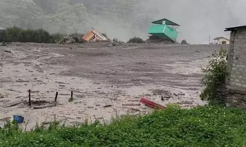 धराली गांव में बादल फटने से मची अफरा-तफरी, वीडियो वायरल