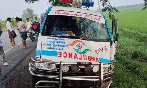 Andhra: एम्बुलेंस ने बाइक को टक्कर मारी, दो की मौत