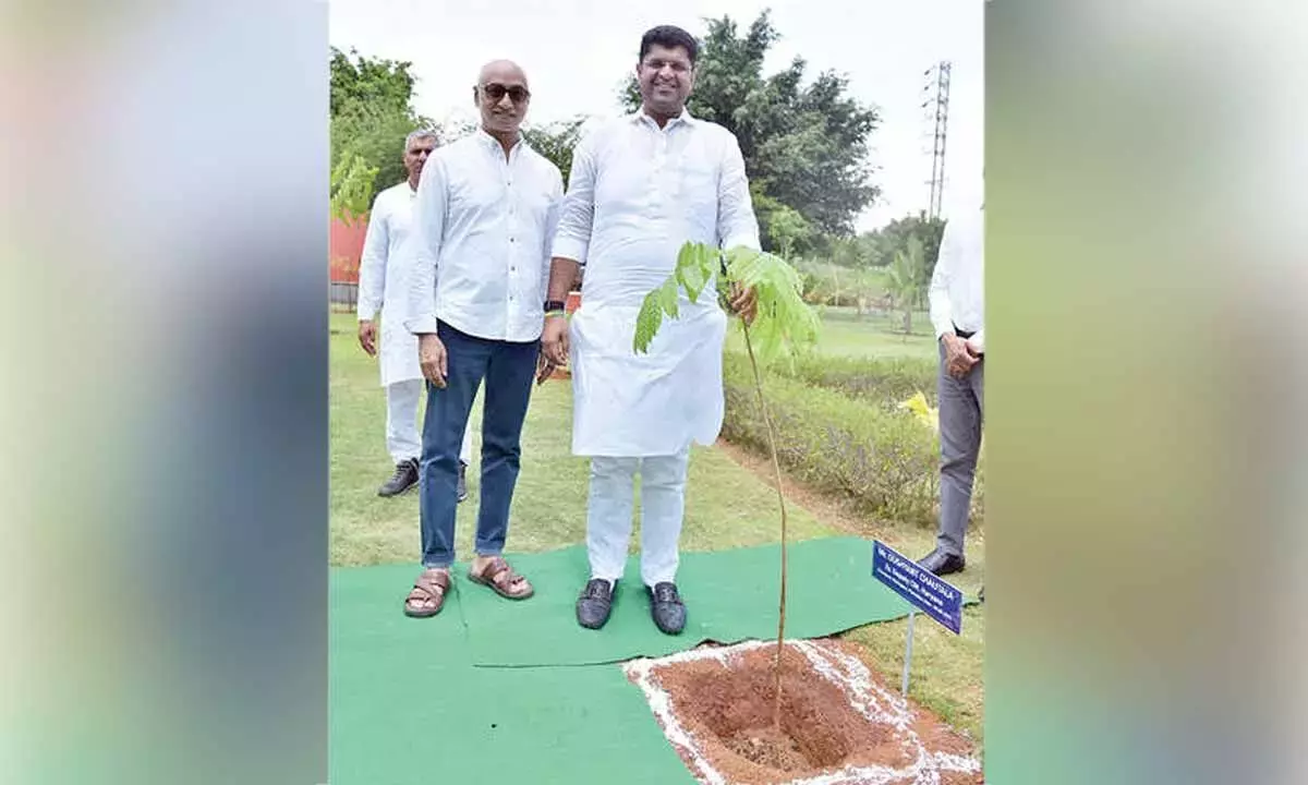 Andhra: हरियाणा के पूर्व उपमुख्यमंत्री ने अमरा राजा इंडस्ट्रीज का दौरा किया Andhra: हरियाणा के पूर्व उपमुख्यमंत्री ने अमरा राजा इंडस्ट्रीज का दौरा किया