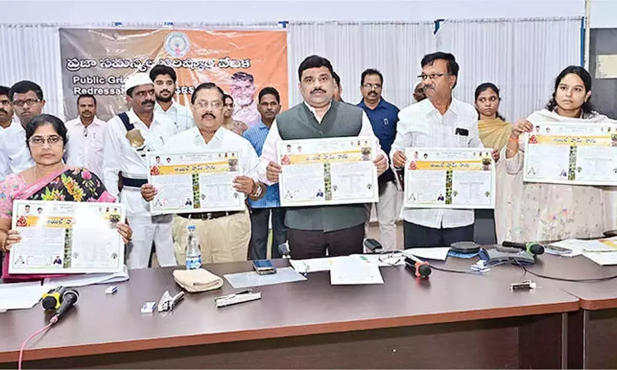 Andhra: कलेक्टर ने अधिकारियों से कहा, पाम ऑयल की खेती का लक्ष्य पूरा करें Andhra: कलेक्टर ने अधिकारियों से कहा, पाम ऑयल की खेती का लक्ष्य पूरा करें