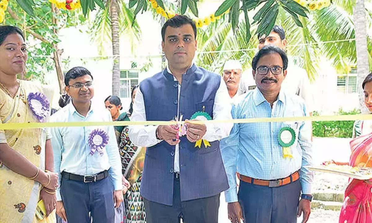 Collector ने पलासमुद्रम के पास केन्द्रीय विद्यालय का उद्घाटन किया Collector ने पलासमुद्रम के पास केन्द्रीय विद्यालय का उद्घाटन किया