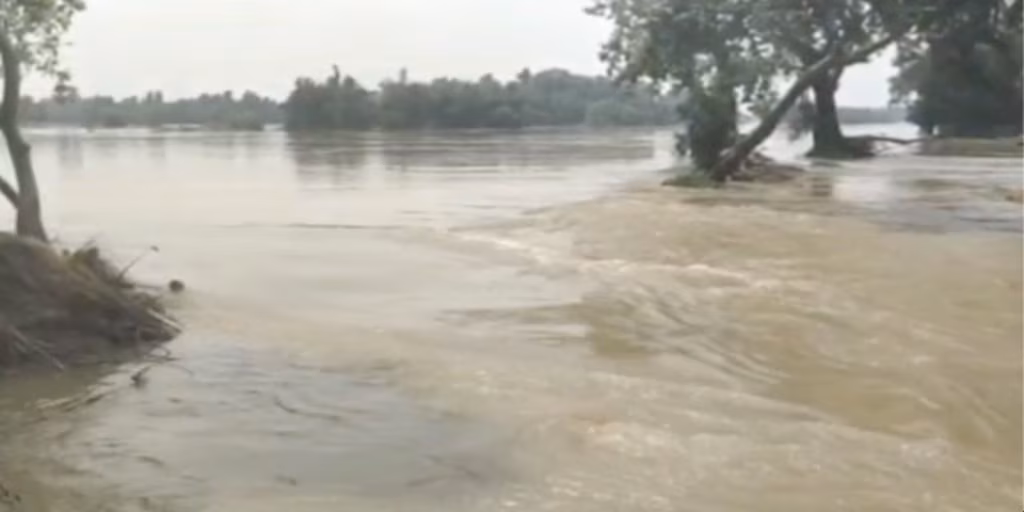 Ballia: गंगा की लहरों से उजड़ा मुहल्ला, मुहम्मदपुर में तबाही
