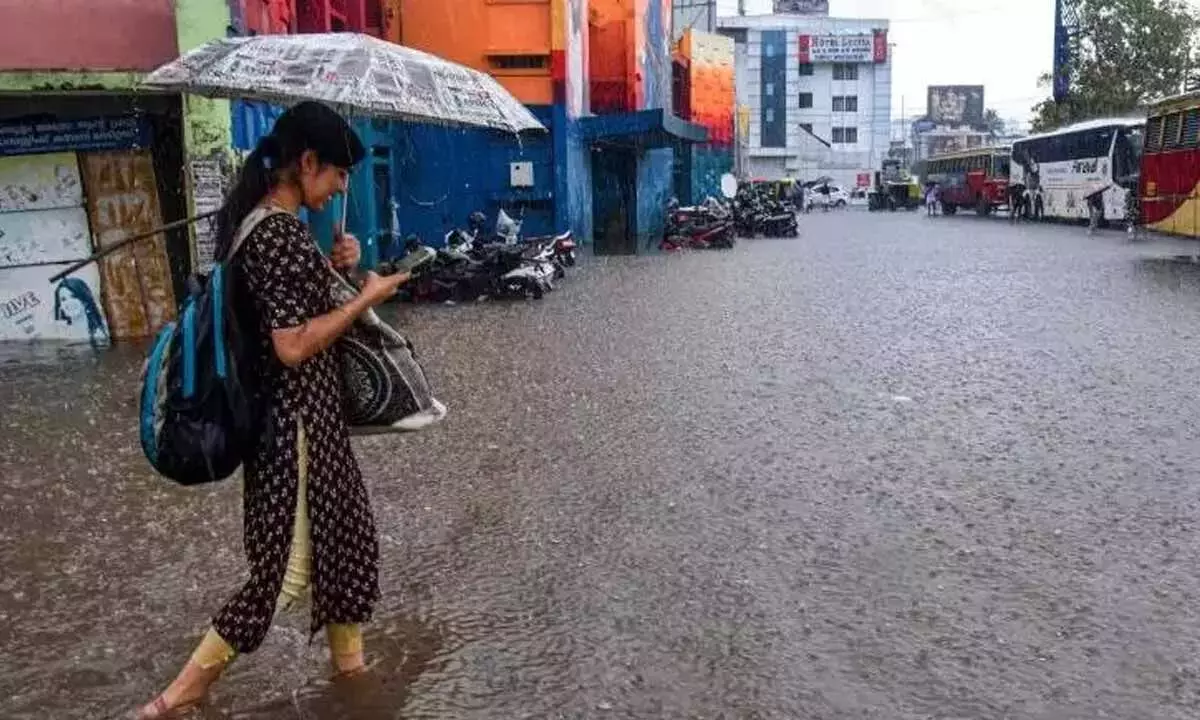 Andhra: भारी बारिश के कारण कुरनूल के अदोनी में भयंकर बाढ़ Andhra: भारी बारिश के कारण कुरनूल के अदोनी में भयंकर बाढ़