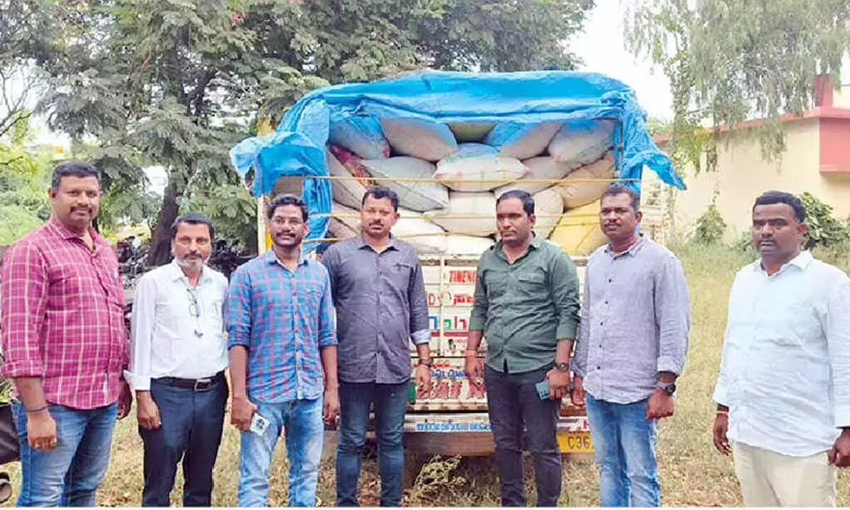 Andhra: पीडीएस चावल के 100 बैग जब्त Andhra: पीडीएस चावल के 100 बैग जब्त
