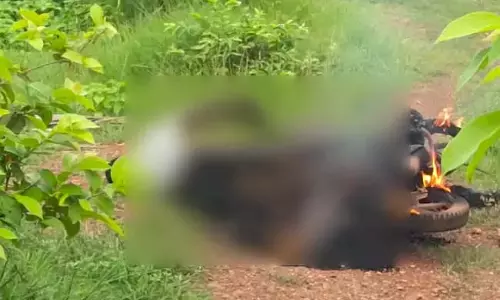 Telangana : बिजली के तार टूटने से दोपहिया वाहन समेत झुलसकर युवक की मौत Telangana : बिजली के तार टूटने से दोपहिया वाहन समेत झुलसकर युवक की मौत