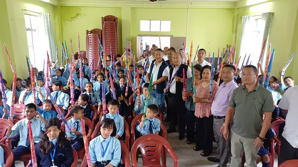 Nagaland : डॉ. अतो ने सरकारी स्कूल के छात्रों को छाता वितरित किया