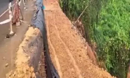 बेलगावी-Goa राजमार्ग पर अनमोद घाट पर सड़क धंसने से यातायात बाधित, मरम्मत कार्य जारी