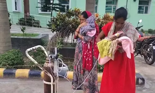 स्वास्थ्य सेवाओं की पोल खोलती तस्वीर, नवजातों के लिए ऑक्सीजन भी साझा स्वास्थ्य सेवाओं की पोल खोलती तस्वीर, नवजातों के लिए ऑक्सीजन भी साझा