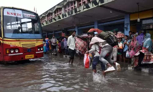 बंगाल की खाड़ी में चक्रवात के कारण भारी बारिश, IMD ने केरल में रेड अलर्ट जारी किया