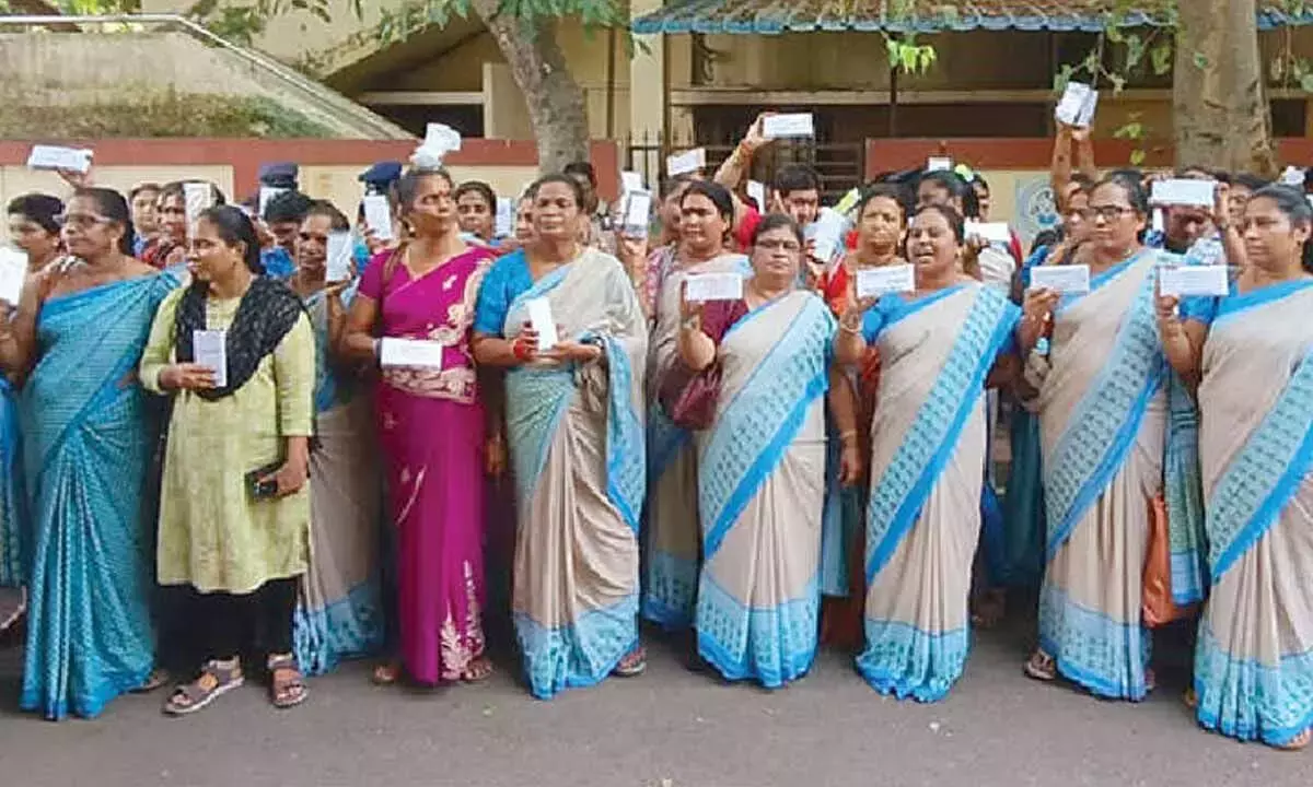 Andhra: आंगनवाड़ी कार्यकर्ताओं ने ‘फोन नहीं तो काम नहीं’ का विरोध प्रदर्शन किया
