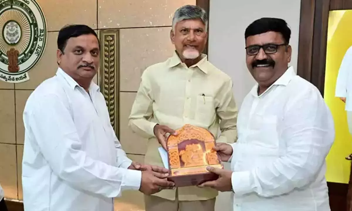 Andhra: श्री राघवेंद्र स्वामी मठ के अधिकारी ने सीएम चंद्रबाबू को सस्त्रोत्सवम के लिए निमंत्रण दिया Andhra: श्री राघवेंद्र स्वामी मठ के अधिकारी ने सीएम चंद्रबाबू को सस्त्रोत्सवम के लिए निमंत्रण दिया