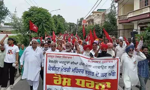 Jalandhar: भूमि अधिग्रहण के मुद्दे पर कृषि मजदूरों ने मंत्री के घर के सामने विरोध प्रदर्शन किया