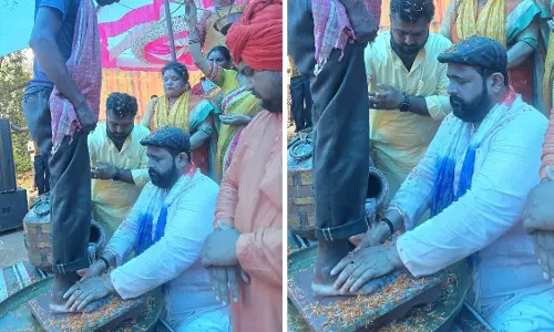 हिन्दू धर्म में वापस आया 35 परिवार, बीजेपी नेता ने पैर धोएं हिन्दू धर्म में वापस आया 35 परिवार, बीजेपी नेता ने पैर धोएं