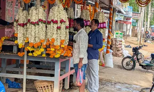 चामराजनगर श्रावण; फूलों की कीमतें आसमान छू रही हैं, फल महंगे हैं चामराजनगर श्रावण; फूलों की कीमतें आसमान छू रही हैं, फल महंगे हैं