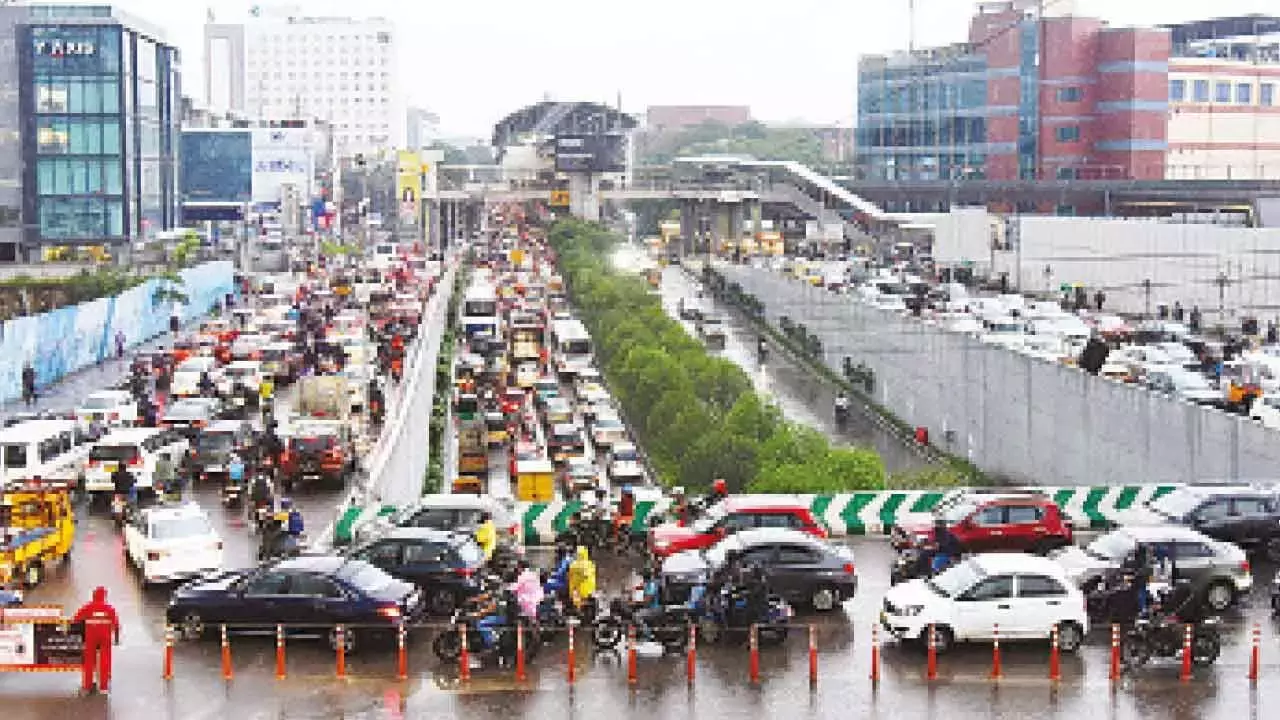 Telangana: भारी बारिश से हैदराबाद की सड़कें जलमग्न