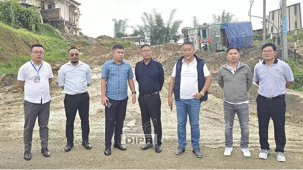 विधायकों और अधिकारियों ने बीएसएफ कैंप के पास क्षतिग्रस्त सड़क का निरीक्षण किया
