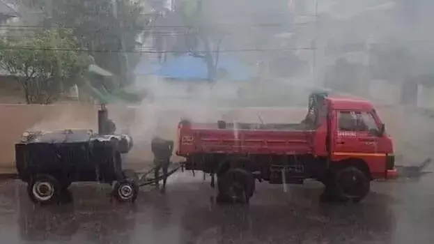 भारी बारिश के कारण सड़क पर तारकोल बिछाना; त्रिशूर में स्थानीय लोगों ने मजदूरों को भगाया भारी बारिश के कारण सड़क पर तारकोल बिछाना; त्रिशूर में स्थानीय लोगों ने मजदूरों को भगाया