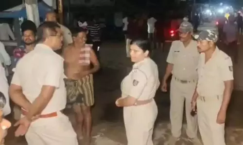 बदमाशों ने बम फेंककर 10 लाख रुपये से अधिक के आभूषण लूटे बदमाशों ने बम फेंककर 10 लाख रुपये से अधिक के आभूषण लूटे