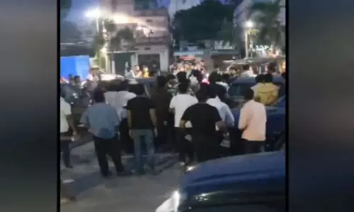 कटक में व्यस्त समुद्र तट सड़क पर युवकों के बीच झड़प से तनाव कटक में व्यस्त समुद्र तट सड़क पर युवकों के बीच झड़प से तनाव