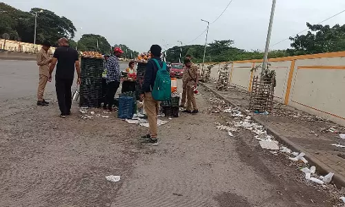 वाकडेवाड़ी–खड़की के बीच फुटपाथ बना कूड़ाघर, अतिक्रमण पर प्रशासन मौन वाकडेवाड़ी–खड़की के बीच फुटपाथ बना कूड़ाघर, अतिक्रमण पर प्रशासन मौन