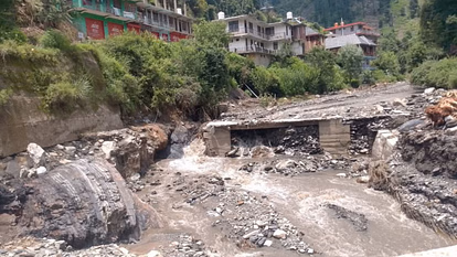 Mandi में बारिश ने मचाई तबाही, बिजली और पानी व्यवस्था चरमराई Mandi में बारिश ने मचाई तबाही, बिजली और पानी व्यवस्था चरमराई