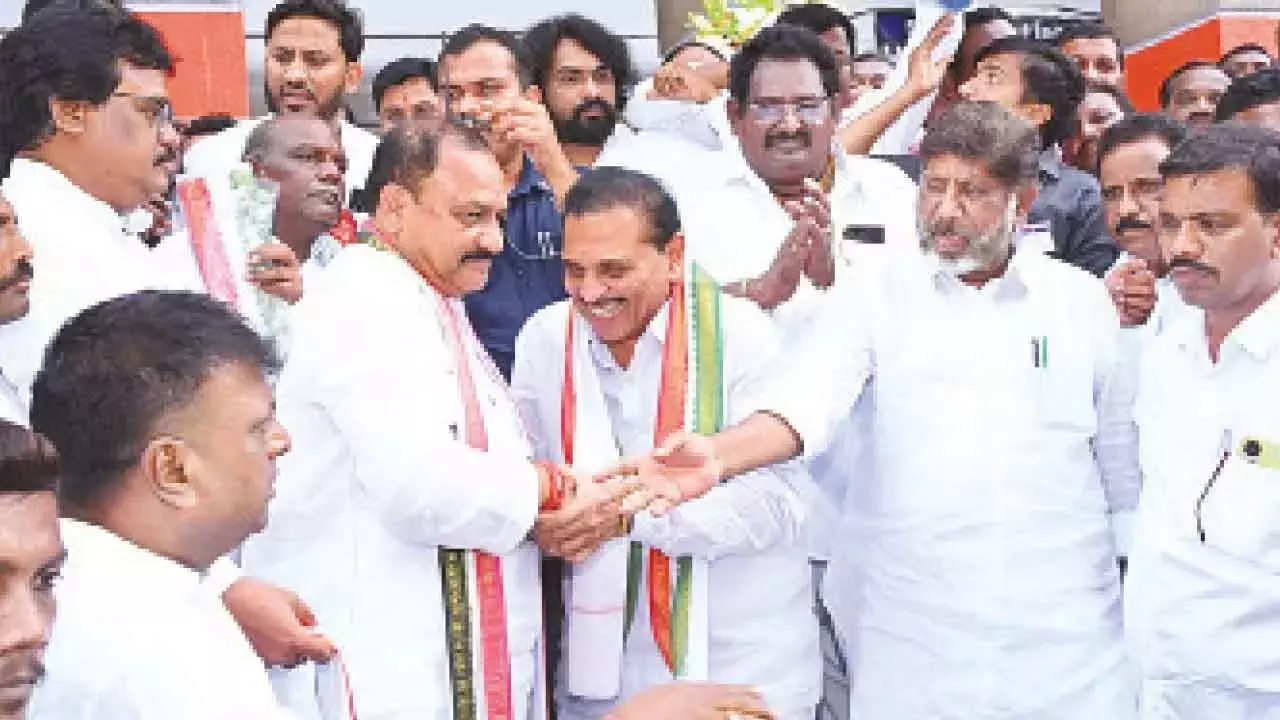Telangana: मधिरा के पूर्व विधायक समेत कई अन्य कांग्रेस में शामिल