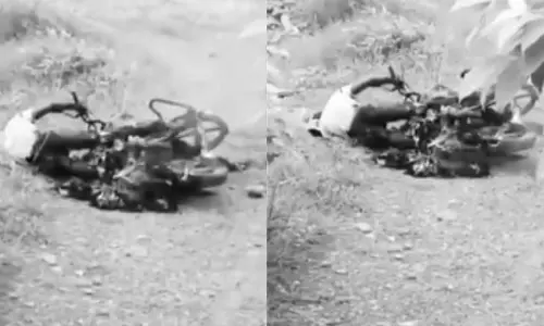 Telangana : हाई-टेंशन तार की चपेट में आने से बाइक सवार की जलकर मौत Telangana : हाई-टेंशन तार की चपेट में आने से बाइक सवार की जलकर मौत