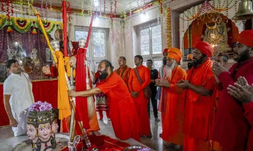 Jammu: छड़ी मुबारक गुफा मंदिर के लिए रवाना, रास्ते में विभिन्न मंदिरों में पूजा-अर्चना की