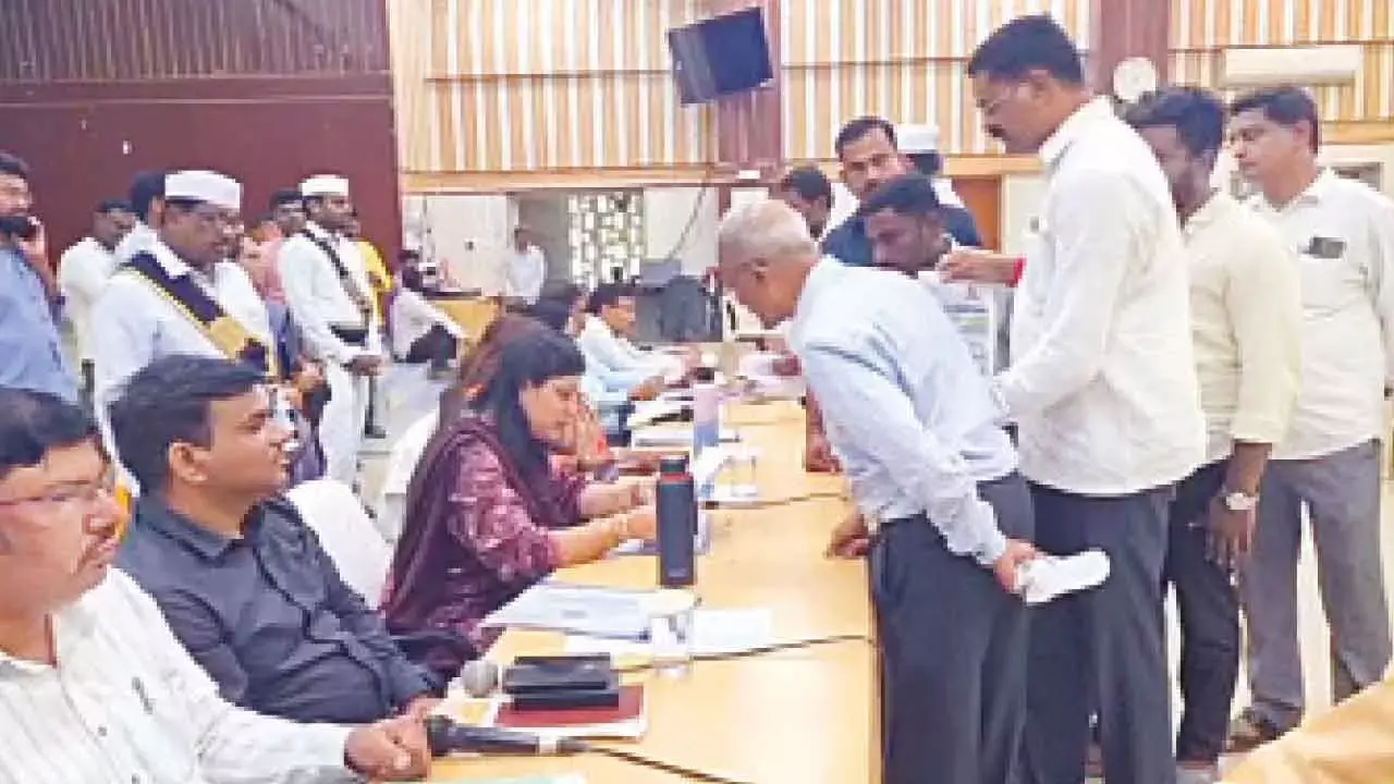 जमीन मालिक ने कलेक्टर से अपनी जमीन के लिए NOC मांगी