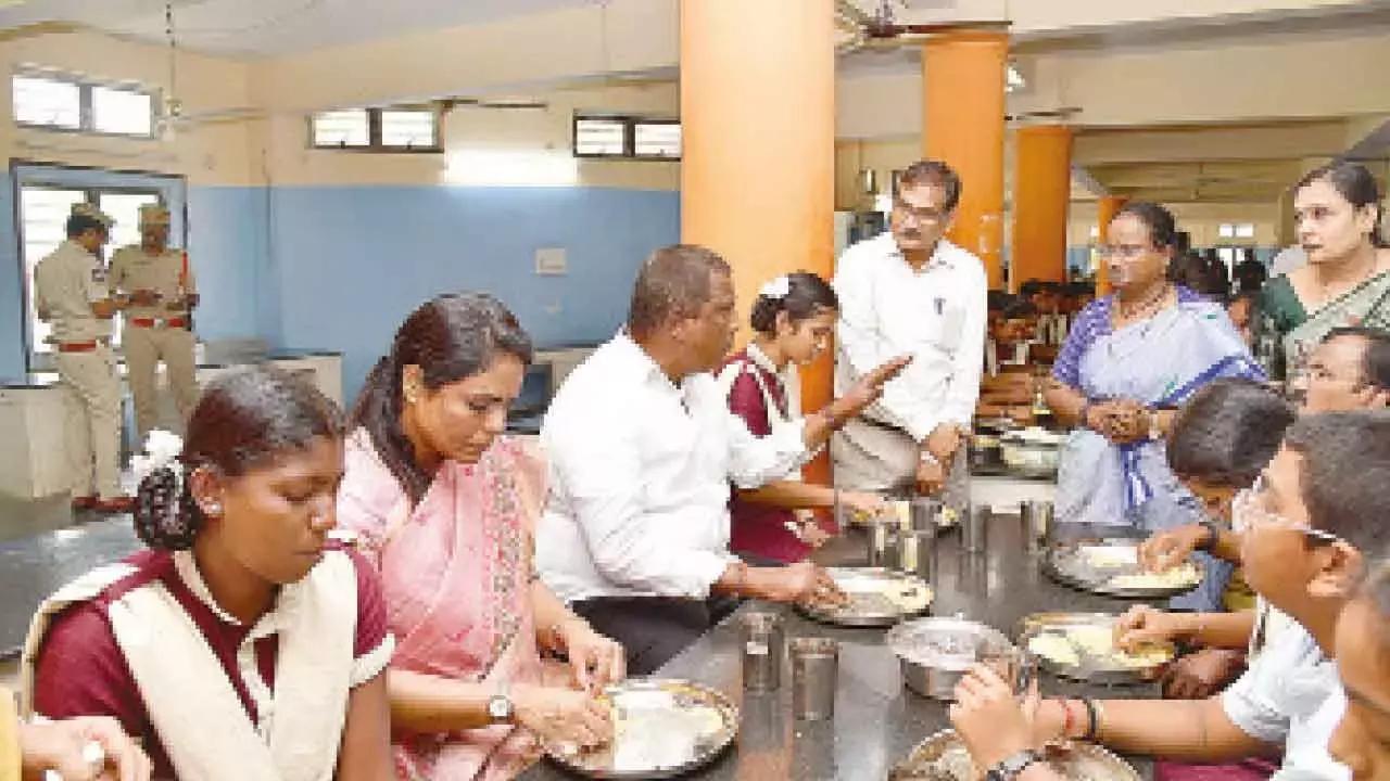 Telangana: अलुगुनूर सामाजिक कल्याण गुरुकुल स्कूल को स्टील के बर्तन प्रदान किए गए