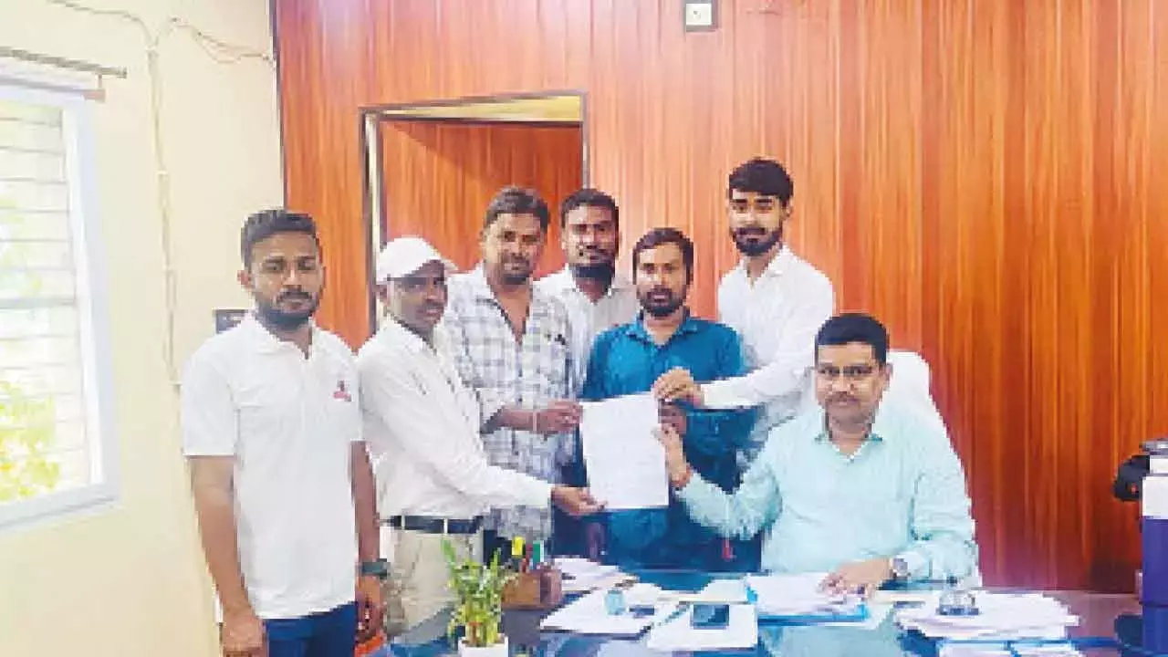 Telangana: पेपर मिल में स्थानीय युवाओं के लिए रोजगार की मांग Telangana: पेपर मिल में स्थानीय युवाओं के लिए रोजगार की मांग