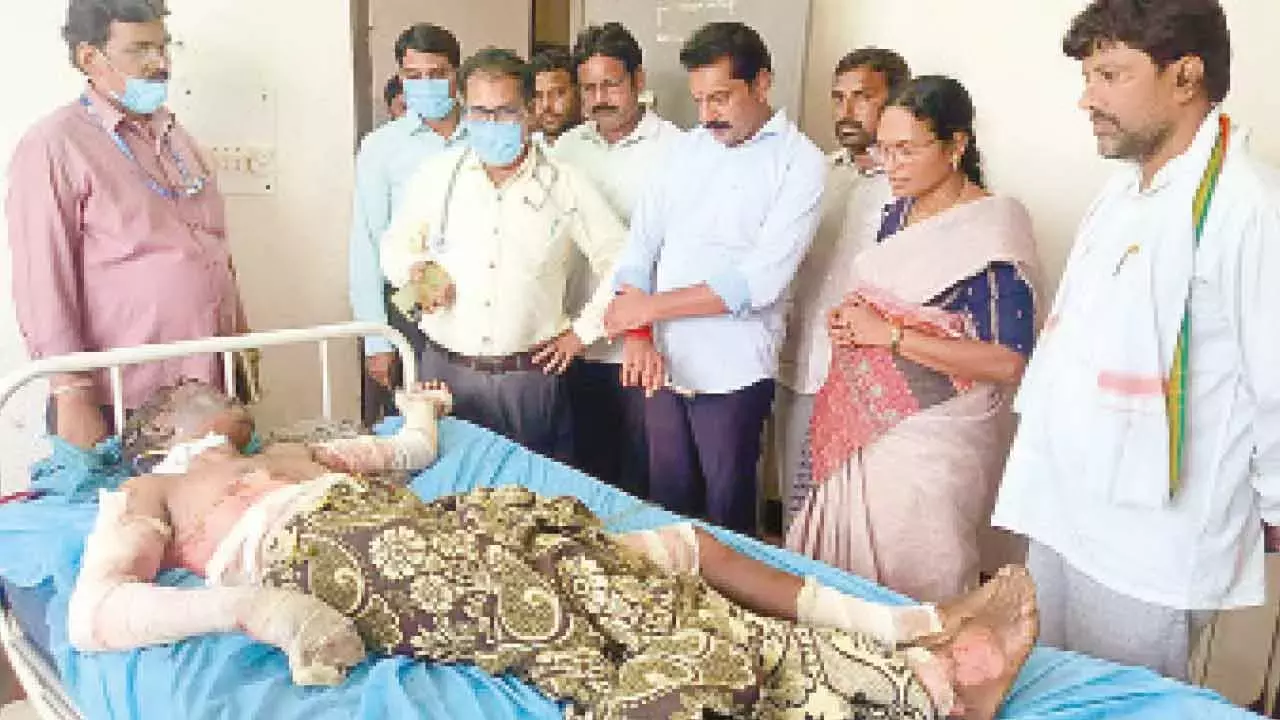 Telangana: नेताओं ने गैस रिसाव पीड़ितों से मुलाकात कर सहायता की पेशकश की