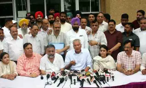 पंजाब BJP प्रमुख पार्षदों के विरोध प्रदर्शन में शामिल हुए पंजाब BJP प्रमुख पार्षदों के विरोध प्रदर्शन में शामिल हुए