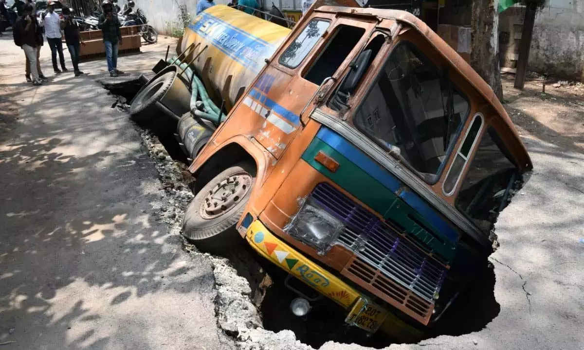 Hyderabad: पानी के टैंकर दुर्घटना के बाद बंजारा हिल्स में सड़क धंसी - जन सुरक्षा की चिंताएँ बढ़ीं