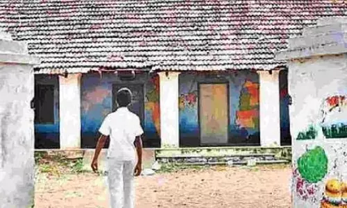 स्मार्ट शिक्षा का सपना, लेकिन कक्षाएं बदहाल स्मार्ट शिक्षा का सपना, लेकिन कक्षाएं बदहाल