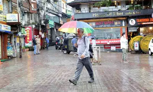 Dharamshala और मैकलोडगंज में भारी बारिश से पर्यटन व्यवसाय चौपट Dharamshala और मैकलोडगंज में भारी बारिश से पर्यटन व्यवसाय चौपट