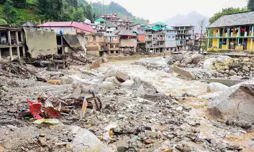 Mandi में बारिश से तबाही, भूस्खलन और बाढ़ से प्रमुख राजमार्ग और सड़कें अवरुद्ध
