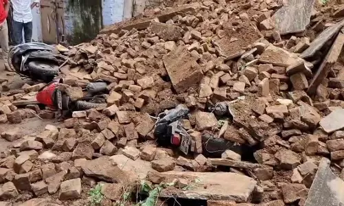 Gwalior : पुराना मकान गिरा, शिकायतें नज़रअंदाज़ करने पर भड़के लोग Gwalior : पुराना मकान गिरा, शिकायतें नज़रअंदाज़ करने पर भड़के लोग