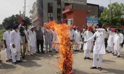 Amritsar: किसानों ने लैंड पूलिंग नीति के खिलाफ आपत्तियां दर्ज कराईं, सरकार का पुतला जलाया