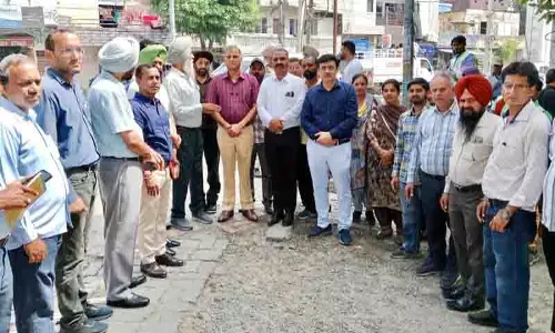 Amritsar MC की टीमों और कार सेवा बाबा भूरी वाले ने मिलकर सड़कों की सफाई की