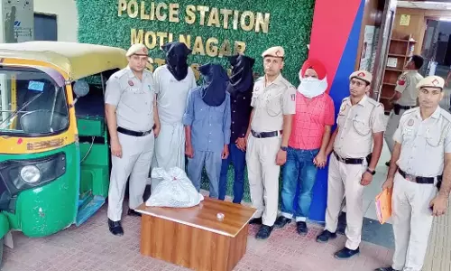 New Delhi: ट्रैफिक लाइट पर साधु बनकर लूटते थे, चार हवालात में New Delhi: ट्रैफिक लाइट पर साधु बनकर लूटते थे, चार हवालात में