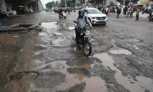 Zirakpur: हाईवे फ्लाईओवर पर सुगम यात्रा, लेकिन स्थानीय यात्रियों के लिए कीचड़ और गड्ढे